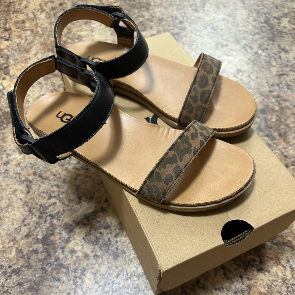 girls sandals size 4 Ugg